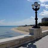 All�altezza del ponte Giuseppe Garibaldi, la strada si modifica prima in via Armando Perotti e poi in corso Trieste. In questo punto, di fronte a numerose saracinesche abbassate, si apre la grande spiaggia libera di Pane e Pomodoro, praticamente il primo punto balneabile dopo chilometri di cemento (foto di Nicola Velluso)